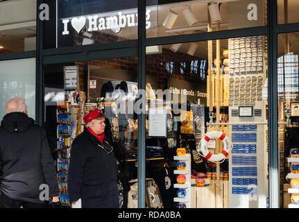 HAMBURG, DEUTSCHLAND - Mar 20, 2018: Mann und Frau, die ich liebe Hamburg Souvenir shop in Hamburg Hauptbahnhof Stockfoto