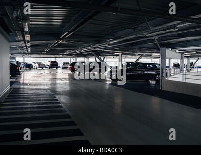 BASEL, SCHWEIZ - Mar 22, 2018: Luxus Autos innerhalb der Parkplatz eines modernen Flughafens BMW, Mercedes, Volvo, Saab Stockfoto