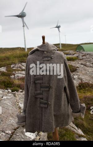 Manequin mit hochwertigen Strickwaren von Schafen, die auf Machir, mit nachhaltiger Energie Windkraftanlagen einschalten Produktion von Wolle von Machir, grasenden Schafen. gleichen Speicherort wie Verschachtelung Zwergseeschwalben (Sterna Albifrons). Stockfoto