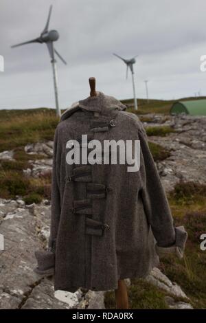 Manequin mit hochwertigen Strickwaren von Schafen, die auf Machir, mit nachhaltiger Energie Windkraftanlagen einschalten Produktion von Wolle von Machir, grasenden Schafen. gleichen Speicherort wie Verschachtelung Zwergseeschwalben (Sterna Albifrons). Stockfoto