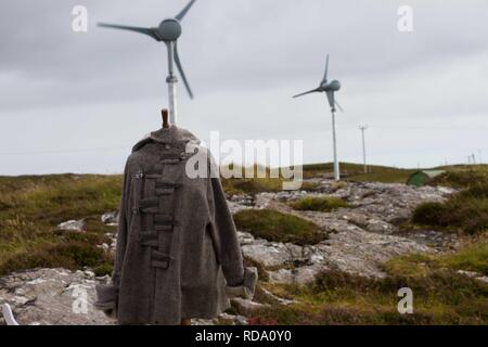 Manequin mit hochwertigen Strickwaren von Schafen, die auf Machir, mit nachhaltiger Energie Windkraftanlagen einschalten Produktion von Wolle von Machir, grasenden Schafen. gleichen Speicherort wie Verschachtelung Zwergseeschwalben (Sterna Albifrons). Stockfoto