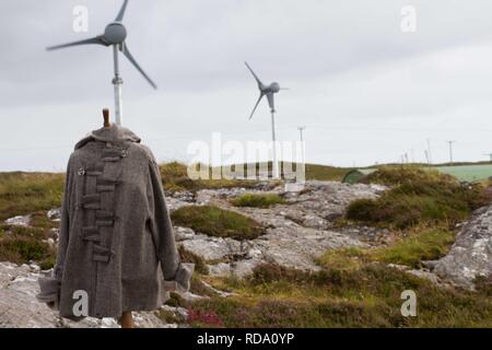 Manequin mit hochwertigen Strickwaren von Schafen, die auf Machir, mit nachhaltiger Energie Windkraftanlagen einschalten Produktion von Wolle von Machir, grasenden Schafen. gleichen Speicherort wie Verschachtelung Zwergseeschwalben (Sterna Albifrons). Stockfoto