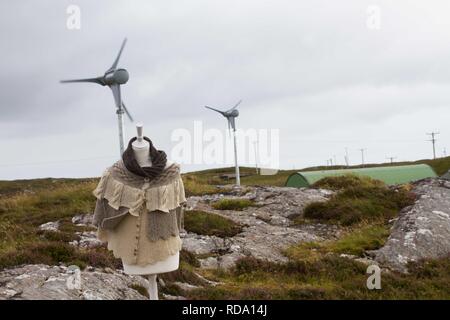 Manequin mit hochwertigen Strickwaren von Schafen, die auf Machir, mit nachhaltiger Energie Windkraftanlagen einschalten Produktion von Wolle von Machir, grasenden Schafen. gleichen Speicherort wie Verschachtelung Zwergseeschwalben (Sterna Albifrons). Stockfoto