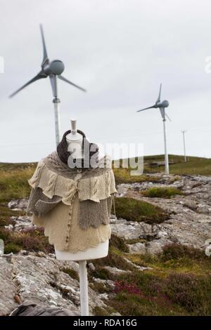 Manequin mit hochwertigen Strickwaren von Schafen, die auf Machir, mit nachhaltiger Energie Windkraftanlagen einschalten Produktion von Wolle von Machir, grasenden Schafen. gleichen Speicherort wie Verschachtelung Zwergseeschwalben (Sterna Albifrons). Stockfoto