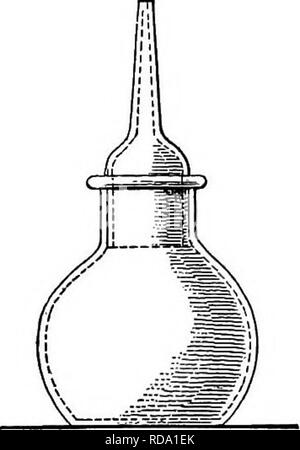 . Edelsteine, einem beliebten Berücksichtigung ihrer Zeichen, Vorkommen und Anwendungen, mit einer Einführung in ihre Entschlossenheit, für Mineralogen, lapidaries, Juweliere, etc., mit einem Anhang über die Perlen und Korallen. Edelsteine, Perlen, Korallen. 12 ALLGEMEINE ZEICHEN VON EDELSTEINEN Ausnahme, vielleicht, der optischen Zeichen, keine weitere Funktion ist ebenso wichtig wie ein Mittel der Entschlossenheit. Jeder Händler in Juwelen sollten daher in der Lage sein, eine schnelle Bestimmung der spezifischen Dichte von einem bestimmten Juwel mit ausreichender Genauigkeit für praktische Zwecke zu machen. Die Zeit in der Erfassung von t verbraucht Stockfoto