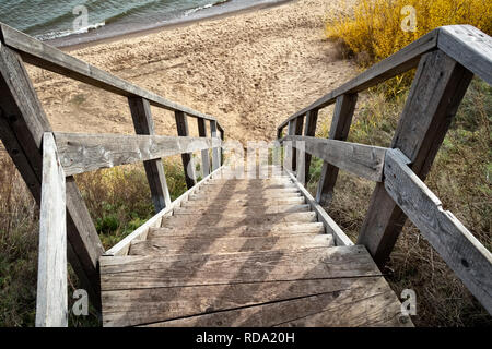 Eine Holztreppe hinunter auf den sandigen Ufer des Flusses. Stockfoto