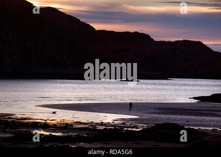 Dog Walker in der untergehenden Sonne, Loch Kirkaig - Inverkirkaig Stockfoto