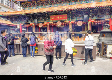 Der Hauptaltar. Der Sik Sik Yuen Wong Tai Sin Tempel in Hong Kong. Beter licht Gottesdienst sticks Am ändern, bevor Sie einen Wunsch. Stockfoto