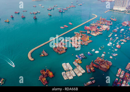 Luftaufnahme des Victoria Harbour mit städtischen Wolkenkratzern und Meer. Hongkong, China. Stockfoto