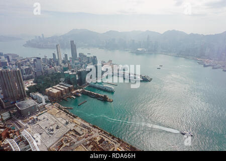 Luftaufnahme des Victoria Harbour mit städtischen Wolkenkratzern und Meer. Hongkong, China. Stockfoto