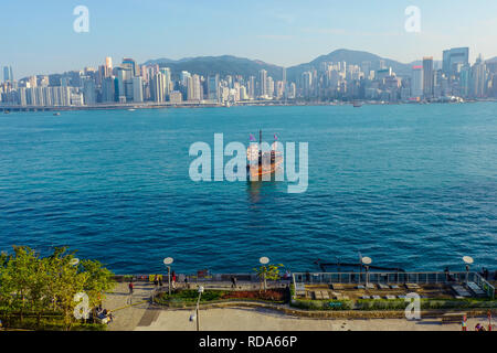 Blick auf die Skyline von Hong Kong Island und Boote von der Avenue of Stars, Tsim Sha Tsui, Kowloon, Hong Kong, China, Stockfoto