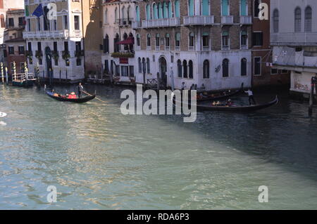 Gondeln Segeln in der Nähe des wunderschönen Paläste der Canal Grande in Venedig. Reisen, Urlaub, Architektur. März 27, 2015. Venedig, Region Venetien, Es Stockfoto