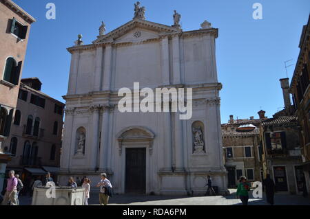 Kirche von San Tomas. Weißer Fassade Kirche ist dem heiligen Apostel Thomas in Venedig gewidmet. Reisen, Urlaub, Architektur. März 27, 2015. Venedig, Reg Stockfoto