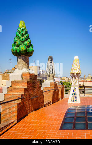 Barcelona, Spanien, 21. April 2017: Dachterrasse Blick von Palau Guell feturing dekorative Skulpturen von Antoni Gaudi Stockfoto