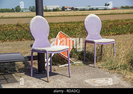 Beschädigte Stühle an der Bushaltestelle, Nahaufnahme, Hintergrundbild Stockfoto