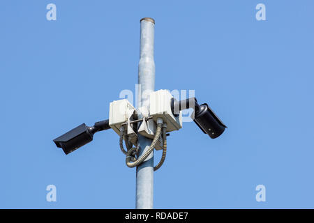 CCTV-Überwachung Sicherheit Kamera vedio Ausrüstung in dunklen Ton Turm Haus und Gebäude an der Wall für Sicherheit system area control Outdoor Stockfoto