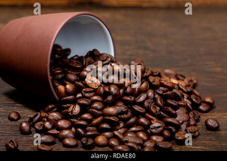 Bohnen der Kaffee auf dem Tisch verstreut Stockfoto
