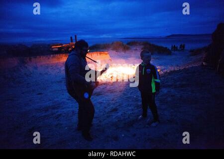 Sänger und Kind und Nachtschwärmer genießen bbq auf Machir, als Teil der Berneray Festival gälische Kultur und das Leben des Machir, multi uuse Landschaft, wie Zwergseeschwalben nisten, aber nicht gefährdet. Stockfoto