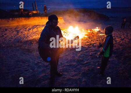 Sänger und Kind und Nachtschwärmer genießen bbq auf Machir, als Teil der Berneray Festival gälische Kultur und das Leben des Machir, multi uuse Landschaft, wie Zwergseeschwalben nisten, aber nicht gefährdet. Stockfoto