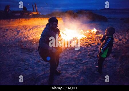 Sänger und Kind und Nachtschwärmer genießen bbq auf Machir, als Teil der Berneray Festival gälische Kultur und das Leben des Machir, multi uuse Landschaft, wie Zwergseeschwalben nisten, aber nicht gefährdet. Stockfoto