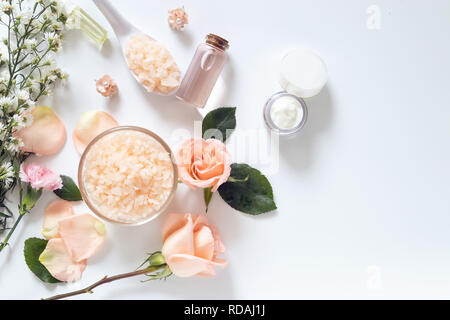 Hautpflege. Flach an Hautpflege Hilfsmittel Stil im Paket mit leeres Etikett mit natürlichen Materialien auf weißem Hintergrund Stockfoto