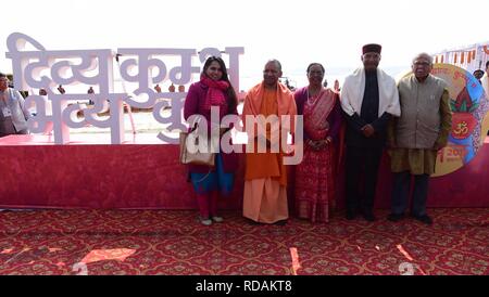 Allahabad, Indien. 17 Jan, 2019. Präsident Ram Nath Kovind zusammen mit seiner Familie und Uttar Pradesh Chief Minister Aditya Nath Yogis und Gouverneur Ram naik stellt für Foto bei selfie Punkt an Sangam nach Durchführung Ganga Pujan während Kumbh. Credit: Prabhat Kumar Verma/Pacific Press/Alamy leben Nachrichten Stockfoto