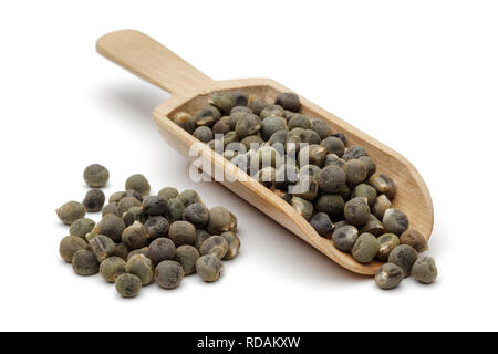 Okra Samen und hölzerne Schaufel auf weißem Hintergrund Stockfoto