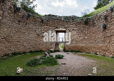 Blick auf die Tholos Grab von aegisth in die archäologische Stätte von Mykene in Peloponnes, Griechenland Stockfoto