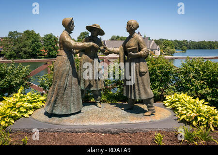 Susan B. Anthony, Elizabeth Cady Stanton und Amelia Bloomer Statue in Seneca Falls, NY entlang des Flusses. Stockfoto