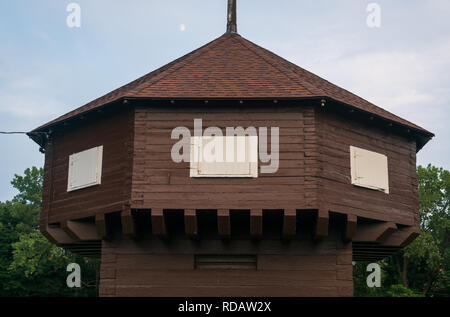 Historische Blockhaus in Erie, PA durch den See. Stockfoto