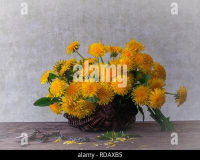 Stillleben mit Blumenstrauß aus Löwenzahn Stockfoto
