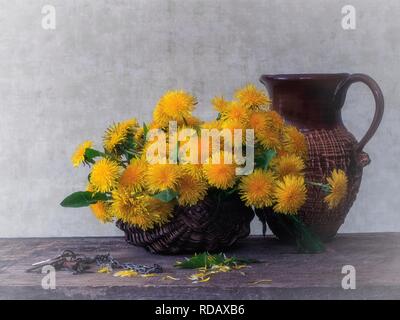 Stillleben mit Blumenstrauß aus Löwenzahn Stockfoto