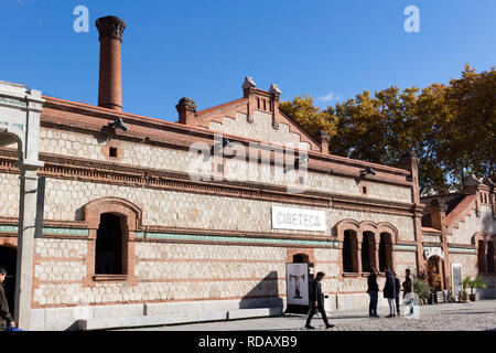 Madrid, Spanien - 23. November 2018: matadero Madrid, Kulturzentrum, Cineteca Pavillon, Arganzuela Distrikt. Die industrielle Architektur von matadero Stockfoto