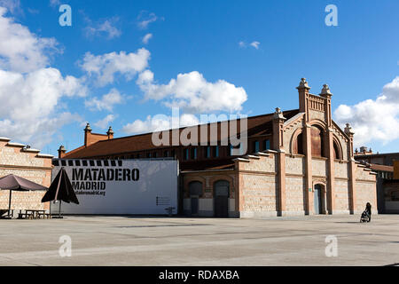 Madrid, Spanien - 23. November 2018: matadero Madrid, kulturellen und künstlerischen Zentrum, das von der Stadt im Jahr 2006 erstellt. Die industrielle Architektur von matadero Madr Stockfoto