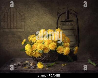 Stillleben mit Blumenstrauß aus Löwenzahn Stockfoto