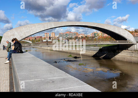 Madrid, Spanien - 23 November, 2018: die Menschen in der Nähe der Brücke Puente de Matadero auf Manzanares. Die Madrider Rio Park ist eine grüne Fläche für Sport und Stockfoto