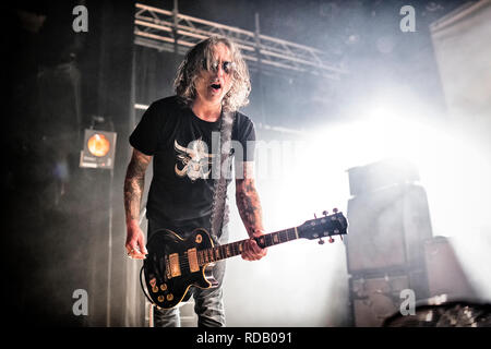 Norwegen, Oslo - Januar 13, 2019. Die amerikanische Stoner Rock Band Monster Magnet führt ein Live Konzert im Parkteatret in Oslo. Hier Gitarrist Phil Caivano gesehen wird live auf der Bühne. (Foto: Gonzales Foto - Terje Dokken). Stockfoto