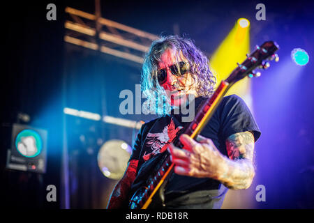 Norwegen, Oslo - Januar 13, 2019. Die amerikanische Stoner Rock Band Monster Magnet führt ein Live Konzert im Parkteatret in Oslo. Hier Gitarrist Phil Caivano gesehen wird live auf der Bühne. (Foto: Gonzales Foto - Terje Dokken). Stockfoto