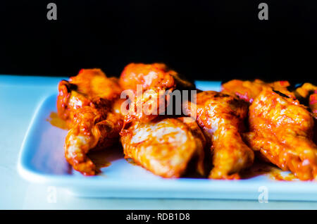 Chicken Wings, mariniert in einer Barbecue Sauce, einem typisch amerikanischen Snacks, köstliche Speisen Stockfoto