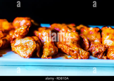 Chicken Wings, mariniert in einer Barbecue Sauce, einem typisch amerikanischen Snacks, köstliche Speisen Stockfoto