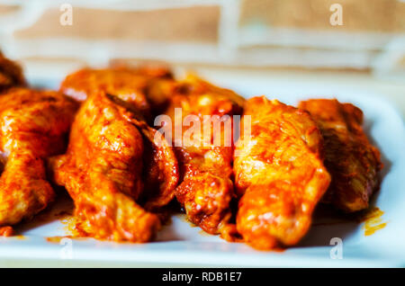 Chicken Wings, mariniert in einer Barbecue Sauce, einem typisch amerikanischen Snacks, köstliche Speisen Stockfoto