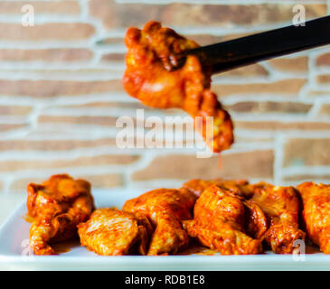 Chicken Wings, mariniert in einer Barbecue Sauce, einem typisch amerikanischen Snacks, köstliche Speisen Stockfoto