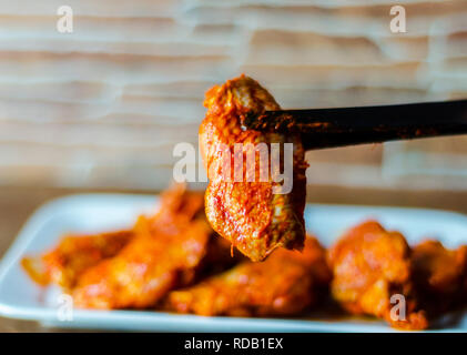 Chicken Wings, mariniert in einer Barbecue Sauce, einem typisch amerikanischen Snacks, köstliche Speisen Stockfoto