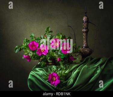 Stillleben mit Blumenstrauß aus rosa Wildrosen Stockfoto
