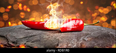 Burning hot chili Pfeffer mit einer Flamme Stockfoto