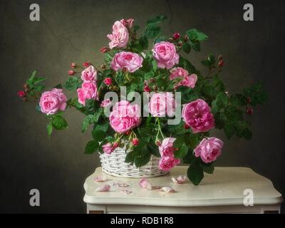 Noch immer leben mit einem Blumenstrauß aus Rosen sprühen Klettern Stockfoto