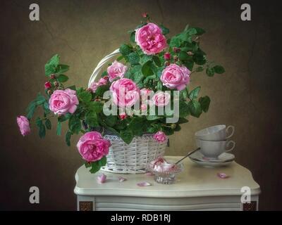 Noch immer leben mit einem Blumenstrauß aus Rosen sprühen Klettern Stockfoto