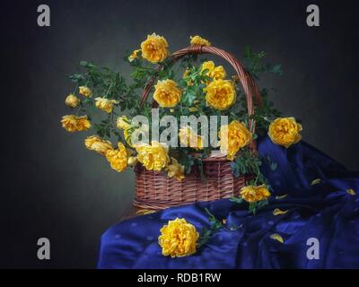 Noch immer leben mit einem Blumenstrauß aus Rosen sprühen Klettern Stockfoto