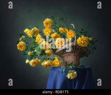 Noch immer leben mit einem Blumenstrauß aus Rosen sprühen Klettern Stockfoto