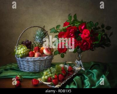 Noch immer leben mit einem Blumenstrauß aus Rosen sprühen Klettern Stockfoto